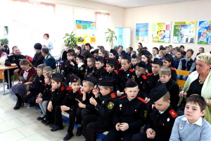 Священник посетил школьный песенный конкурс