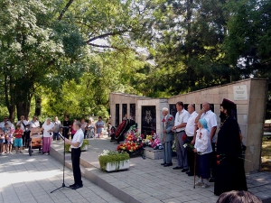 Священник на митинге памяти в станице Гостагаевской