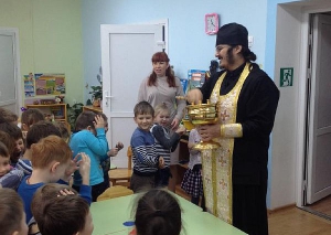 Священник посетил детский сад № 37 в с . Марьина Роща