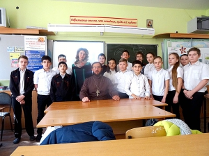 Священник провел урок ОПК в школе станице Раевской