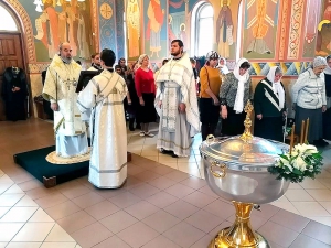 В навечерие Богоявления Глава Новороссийской епархии совершил праздничное богослужение и великое освящение воды на Архиерейском подворье