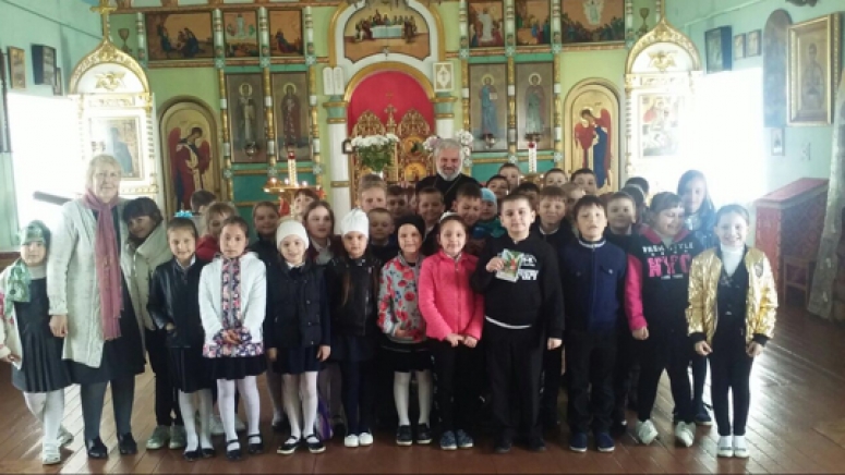 Священник провел экскурсию по храму для школьников в Геленджике