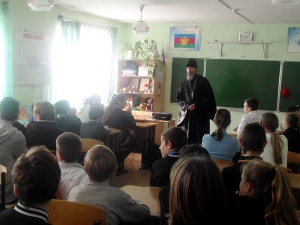 Настоятель храма святого апостола Стефана ст. Запорожской посетил школу №24 поселка Гаркуша