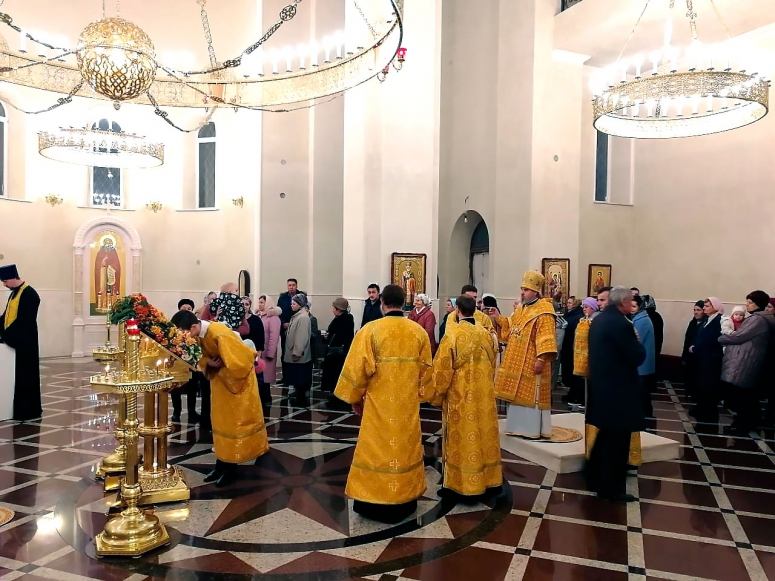 ВСЕНОЩНОЕ БДЕНИЕ НАКАНУНЕ ПРЕСТОЛЬНОГО ПРАЗДНИКА В ХРАМЕ СВЯТОГО БЛАГОВЕРНОГО КНЯЗЯ АЛЕКСАНДРА НЕВСКОГО ГОРОДА СЛАВЯНСКА-НА-КУБАНИ