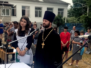 Последний звонок в школе №10 станицы Неберджаевской состоялся с участием священнослужителя