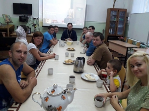 Разговор о святости на еженедельном собрании геленджикской молодежи