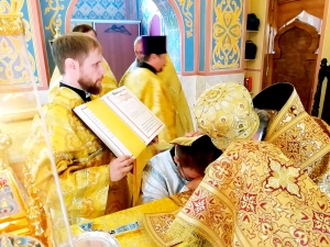 Божественная литургия в храме преподобного Сергия Радонежского на Архиерейском подворье села Дивноморское