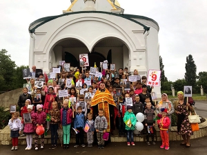 Детская колонна «Бессмертного полка» в п. Целинном завершила свое шествие панихидой в храме