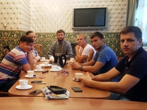 Еженедельная беседа молодежи со священником в Свято-Успенском соборе города Новороссийск