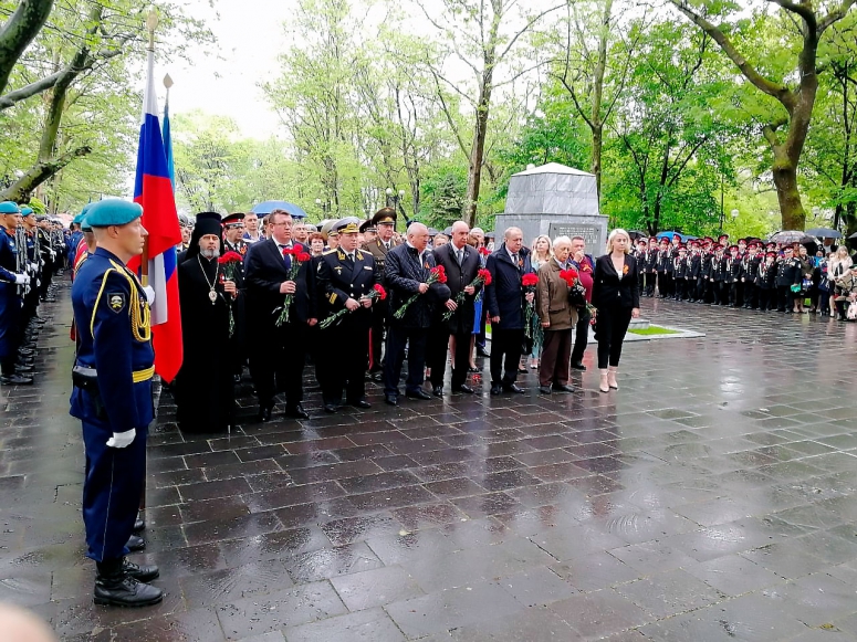 Панихида по погибшим воинам на площади Героев в Новороссийске