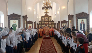 ЗАПОРОЖСКАЯ. ПАСХАЛЬНОЕ БОГОСЛУЖЕНИЕ В СТРОЯЩЕМСЯ ХРАМЕ СВЯТИТЕЛЯ НИКОЛАЯ ЧУДОТВОРЦА