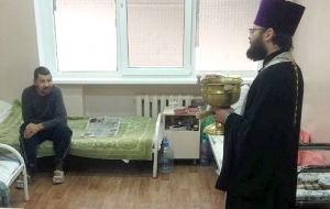 Священник посетил сельскую больницу