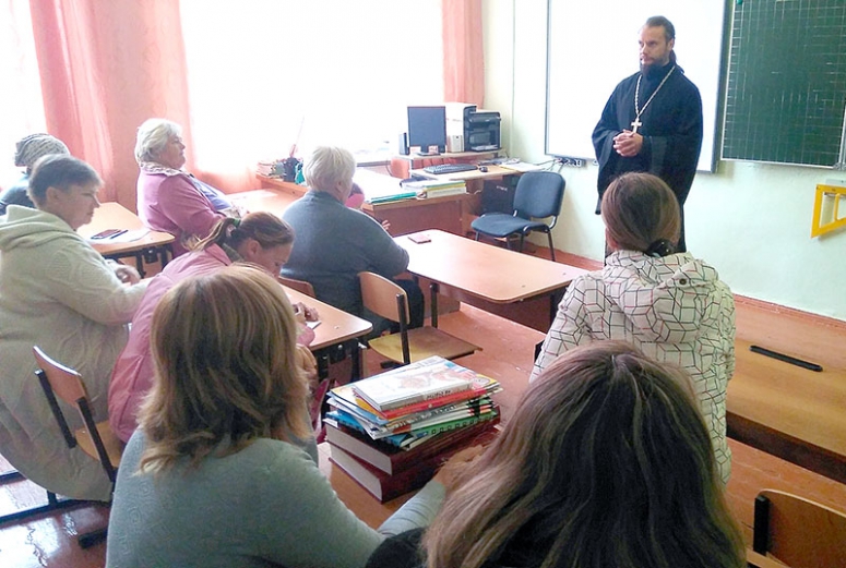 Священник выступил на общешкольном родительском собрании школы хутора Прикубанского