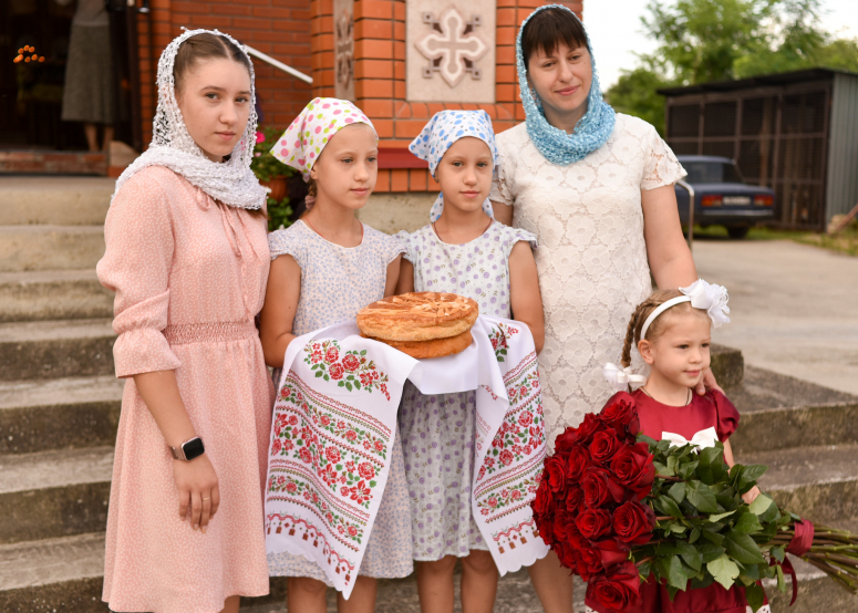 НИЖНЕБАКАНСКАЯ. БОЖЕСТВЕННАЯ ЛИТУРГИЯ В ХРАМЕ СВЯТОГО ВЕЛИКОМУЧЕНИКА ПАНТЕЛЕИМОНА