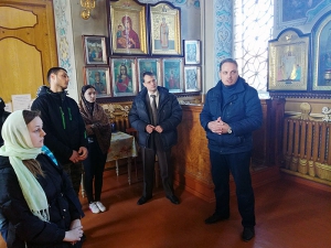 Штатный катехизатор Свято-Успенского храма города Славянска-на-Кубани провел беседу-экскурсию по храму для студентов