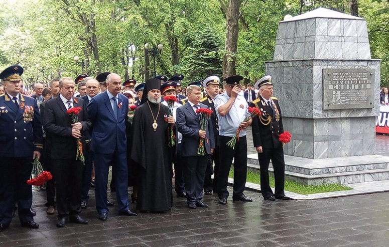 Панихида по погибшим воинам на площади Героев в Новороссийске