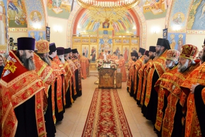 Пасхальная Великая вечерня в кафедральном Свято-Вознесенском соборе города Геленджика
