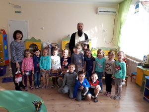 Священник посетил детский сад «Родничок» и школу № 16. в селе Возрождение