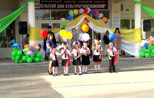 Священник Артемий Рихтер посетил парад первоклассников