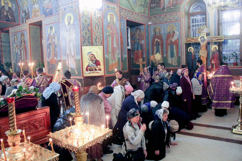 В канун Крестопоклонной недели епископ Новороссийский и Геленджикский Феогност совершил всенощное бдение в Свято-Успенском кафедральном соборе г. Новороссийска
