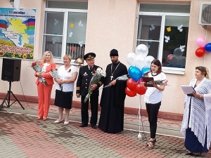 Настоятель храма Смоленской иконы Божией Матери в селе Возрождение принял участие в праздничной линейке по случаю окончания учебного года