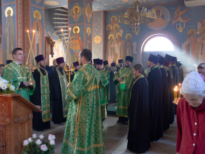 ВСЕНОЩНОЕ БДЕНИЕ В КАНУН ПРЕСТОЛЬНОГО ПРАЗДНИКА В ХРАМЕ ПРЕПОДОБНОГО СЕРГИЯ РАДОНЕЖСКОГО СЕЛА ДИВНОМОРСКОЕ В ДЕНЬ ПРЕДСТАВЛЕНИЯ ИГУМЕНА ЗЕМЛИ РУССКОЙ ПРЕПОДОБНОГО СЕРГИЯ РАДОНЕЖСКОГО