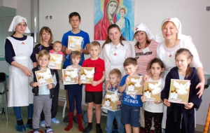 В детском хирургическом отделении 1-ой городской больницы ребята из молодежного отдела Новороссийской епархии совместно с сёстрами милосердия провели творческую поделку