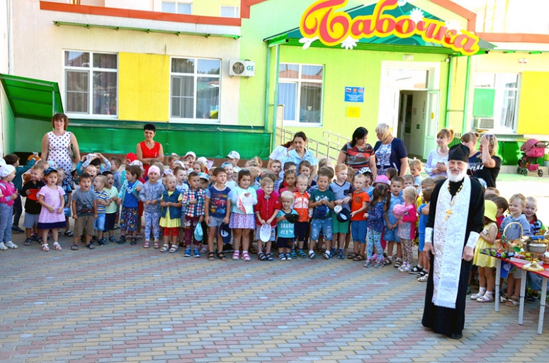 Посещение священнослужителем детского сада города Темрюк