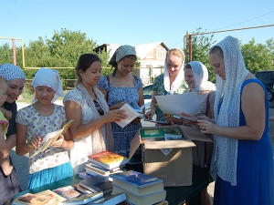 Православное издательство «Благовест» пожертвовало книги православному приходу в станице Гостагаевской