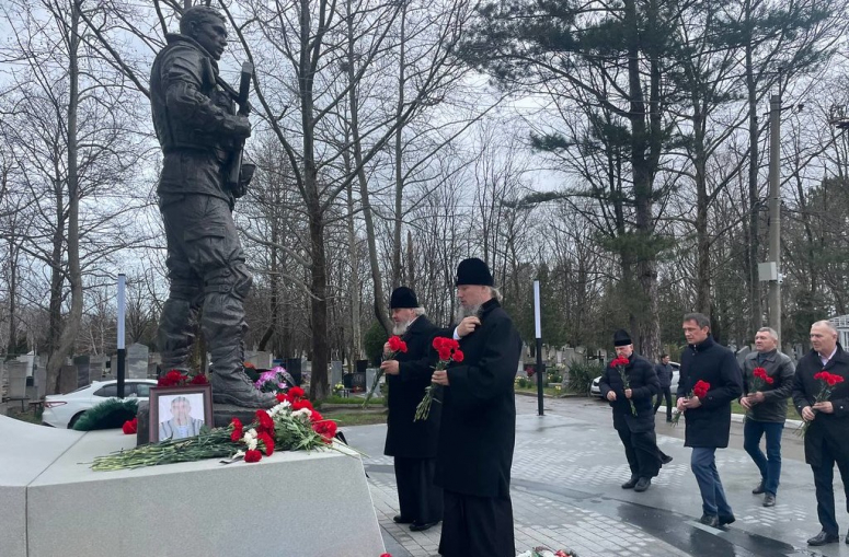 МИТРОПОЛИТ ВАСИЛИЙ ВМЕСТЕ С ЕПИСКОПОМ ФЕОГНОСТОМ ВОЗЛОЖИЛИ ЦВЕТЫ К МЕМОРИАЛУ В ЧЕСТЬ ГЕРОЕВ СВО АНАПЫ