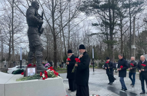 МИТРОПОЛИТ ВАСИЛИЙ ВМЕСТЕ С ЕПИСКОПОМ ФЕОГНОСТОМ ВОЗЛОЖИЛИ ЦВЕТЫ К МЕМОРИАЛУ В ЧЕСТЬ ГЕРОЕВ СВО АНАПЫ