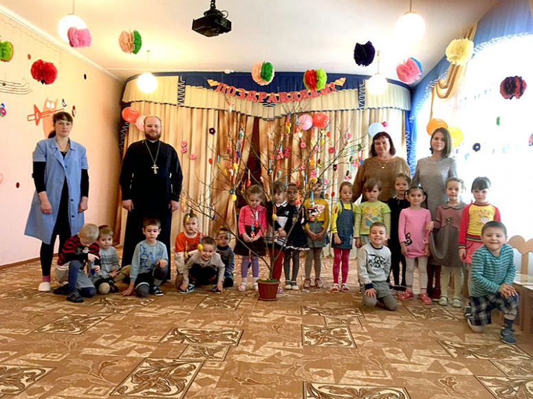 Священник провел мероприятие,  посвященное Пасхе Христовой, в детском саду