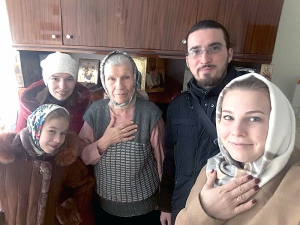 Молодежь Анапы поздравила одиноких пожилых анапчан с Рождеством Христовым