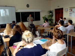 Священник провел в школе № 6 г. Крымска беседы по теме «Царская семья как идеал христианской семьи»