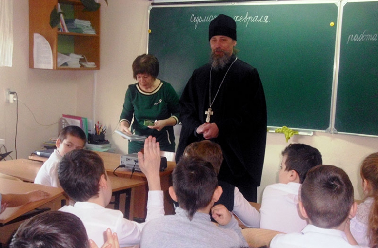 Настоятель храма святого апостола Стефана ст. Запорожской провел беседу с учениками начальных классов