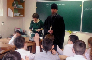 Настоятель храма святого апостола Стефана ст. Запорожской провел беседу с учениками начальных классов