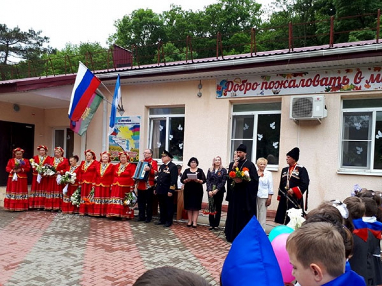 Настоятель храма в честь Смоленской иконы Божией Матери с. Возрождение принял участие в торжественных мероприятиях ко Дню Победы