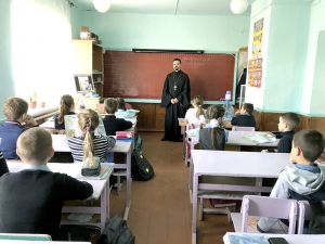 Священнослужитель провел урок в школе №6 станицы Старотитаровской