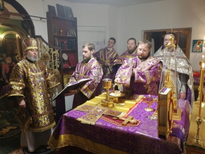 БОЖЕСТВЕННАЯ ЛИТУРГИЯ В НЕДЕЛЮ КРЕСТОПОКЛОННУЮ