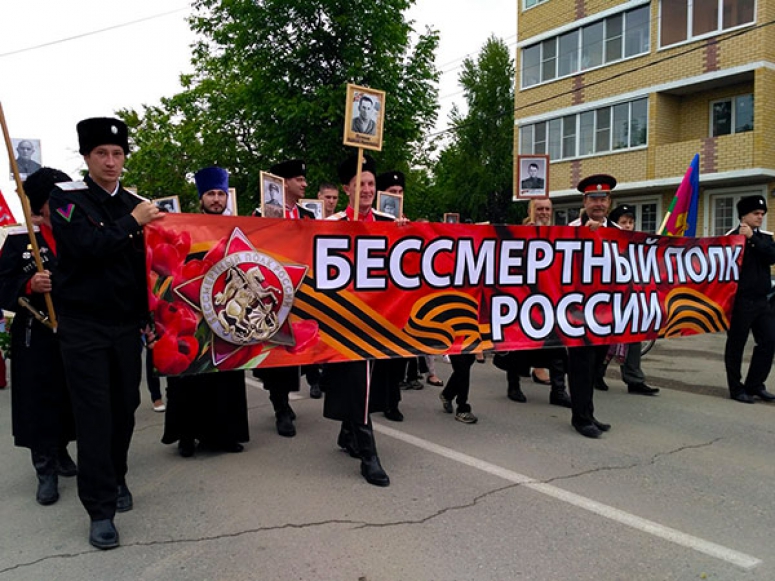 В «Бессмертном полку» поселка Совхозного поучаствовал настоятель местного храма