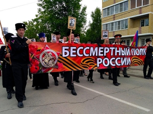 В «Бессмертном полку» поселка Совхозного поучаствовал настоятель местного храма