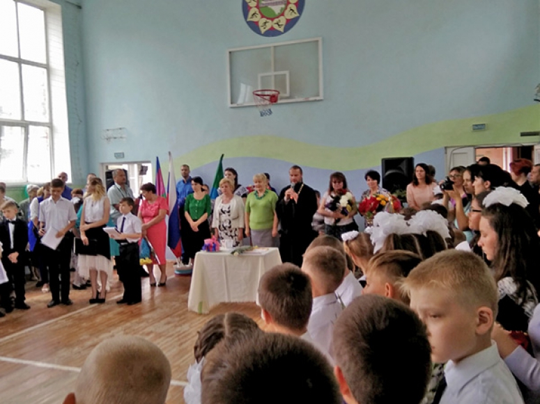 Священник посетил праздник Последнего звонка в хуторе Коржевском