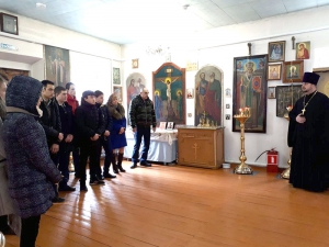 Священник Артемий Рихтер провел экскурсию по храму для старшеклассников