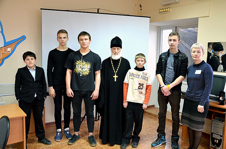 Профилактическая беседа священнослужителя с подростками в комплексном центре социального обслуживания населения «Азбука права»