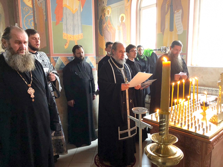 В понедельник первой седмицы Великого поста Преосвященнейший Феогност, епископ Новороссийский и Геленджикский, молился за уставным богослужением в храме преподобного Сергия Радонежского