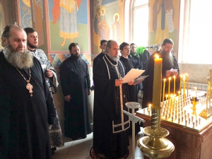 В понедельник первой седмицы Великого поста Преосвященнейший Феогност, епископ Новороссийский и Геленджикский, молился за уставным богослужением в храме преподобного Сергия Радонежского
