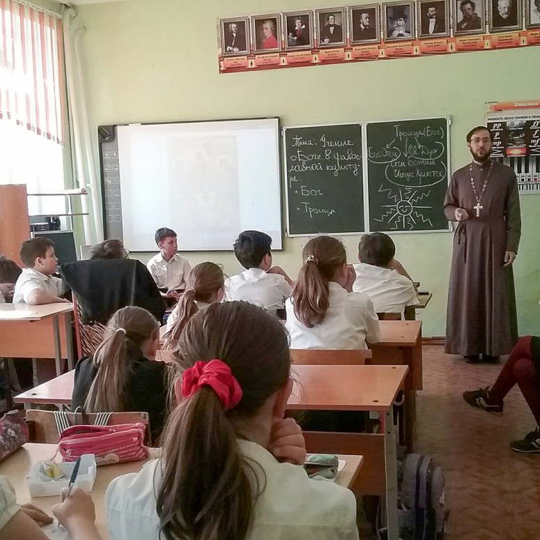 Священник провел урок ОПК в школе станицы Раевская