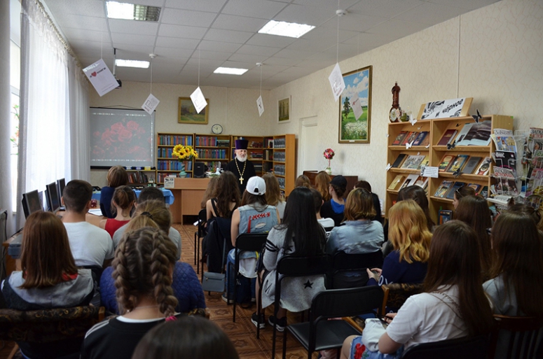 Священнослужитель принял участие в литературно-музыкальном вечере «Весна! Женщины! Цветы!»