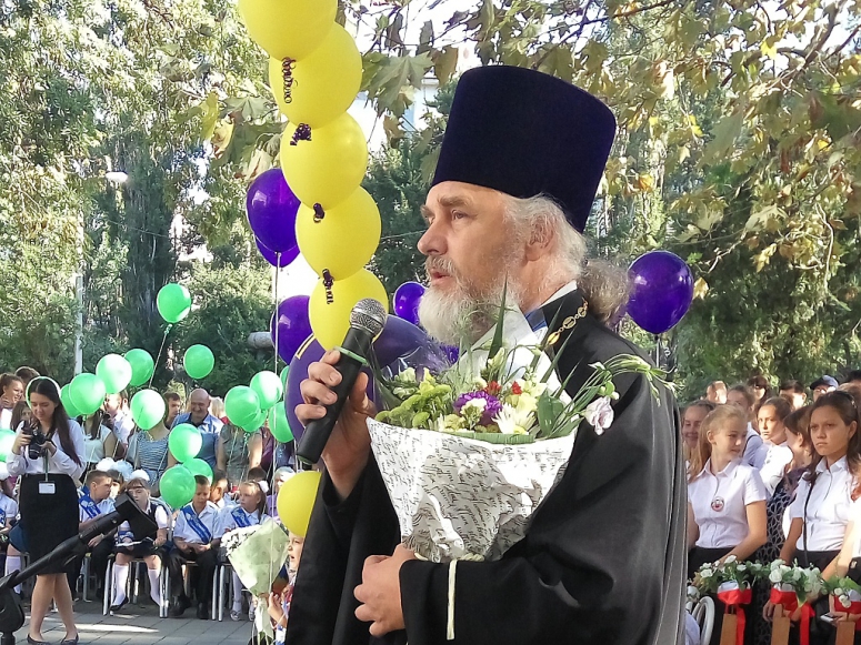 Линейка в школе № 10 г. Новороссийска