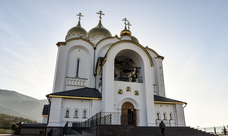 ГЕЛЕНДЖИК. БОЖЕСТВЕННАЯ ЛИТУРГИЯ В АНДРЕЕВСКОМ КАФЕДРАЛЬНОМ СОБОРЕ, В ДЕНЬ ОБРАЗОВАНИЯ НОВОРОССИЙСКОЙ ЕПАРХИИ